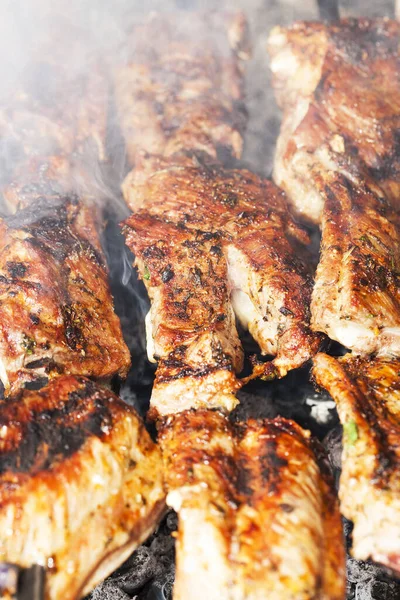 Fotografado Close Kebabs Suculentos Laranja Carne Porco Durante Sua Cozinha — Fotografia de Stock