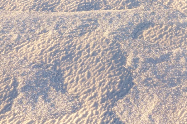 冬の雪原にある雪の後の写真 風のパターンと滑らかな表面 クローズアップ撮影 畑の深さが小さい — ストック写真