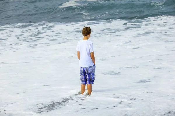 海の波を見ている少年 — ストック写真