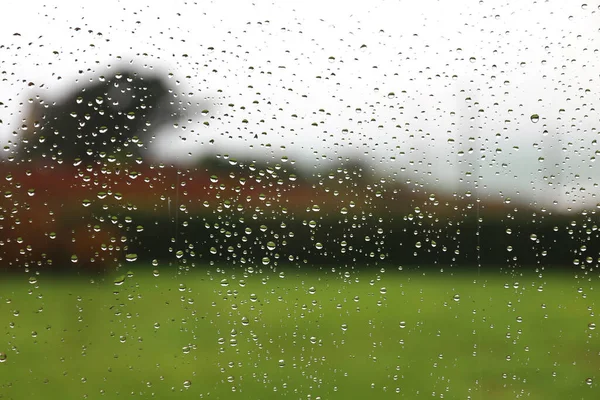 Regentropfen Auf Einer Fensterscheibe Verschwommene Landschaft Hintergrund — Stockfoto