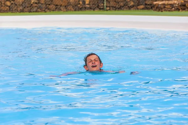 Lachender Junge Schwimmt Pool — Stockfoto