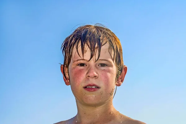 해변에서 수영하다가 소년의 — 스톡 사진