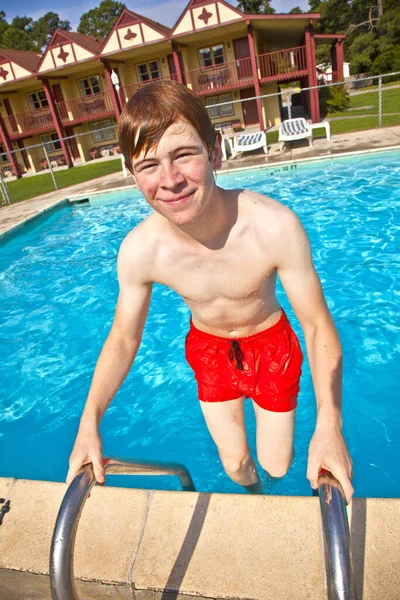 Criança Diverte Piscina — Fotografia de Stock