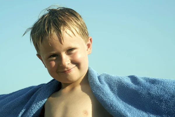 Niño Con Toalla Playa Feliz Sonríe —  Fotos de Stock