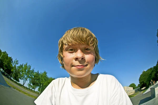 スケートパークの男の子は非常に幸せと自信に満ちた笑顔で 汗が顔に落ちる前に撮影 — ストック写真