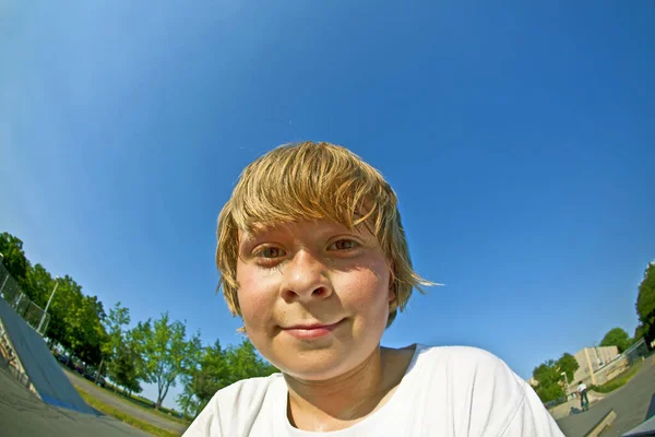 スケートパークの男の子は非常に幸せと自信に満ちた笑顔で 汗が顔に落ちる前に撮影 — ストック写真