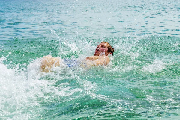 Przystojny Nastolatek Backstroking Oceanie Jasne — Zdjęcie stockowe