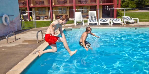 Broers Veel Plezier Springen Het Zwembad — Stockfoto