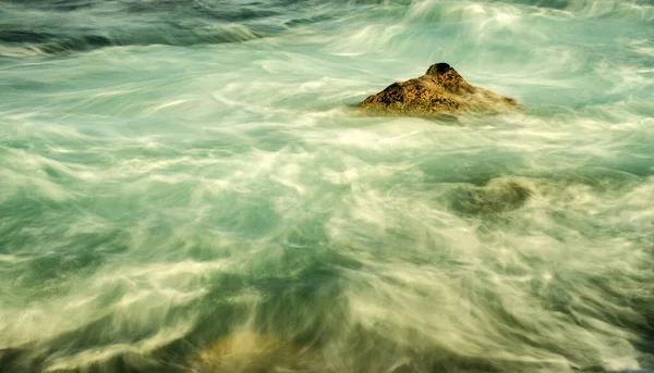 Surf Oceano Atlântico Com Rochas Longa Exposição — Fotografia de Stock