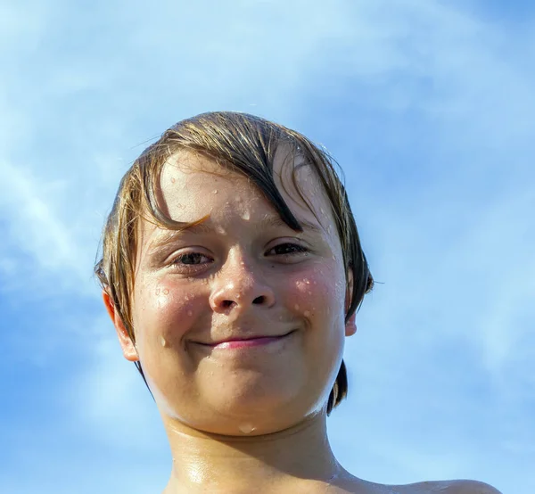 Pojken Njuter Det Kristallklara Vattnet Havet — Stockfoto