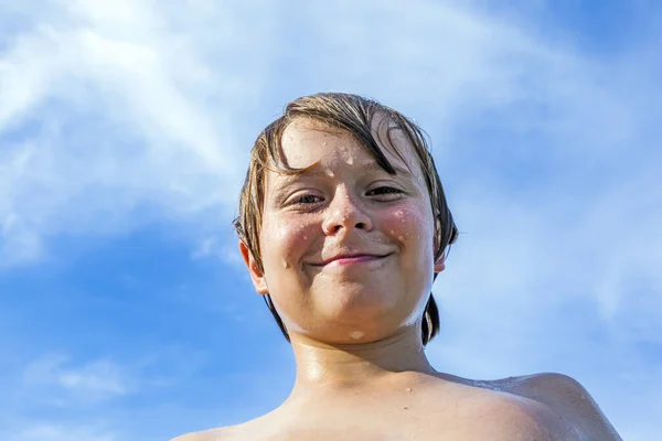 Pojken Njuter Det Kristallklara Vattnet Havet — Stockfoto