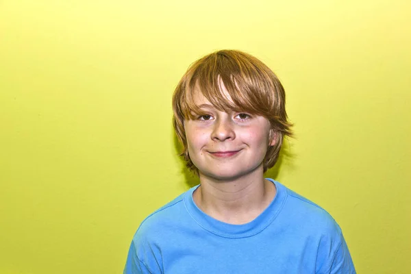 Gelukkig Glimlachen Jong Jongen Met Gele Muur — Stockfoto