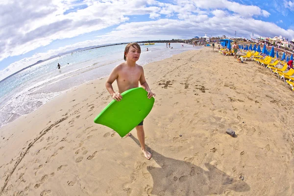 Χαριτωμένο Αγόρι Σανίδα Του Σερφ Διασκεδάζει Στην Παραλία — Φωτογραφία Αρχείου