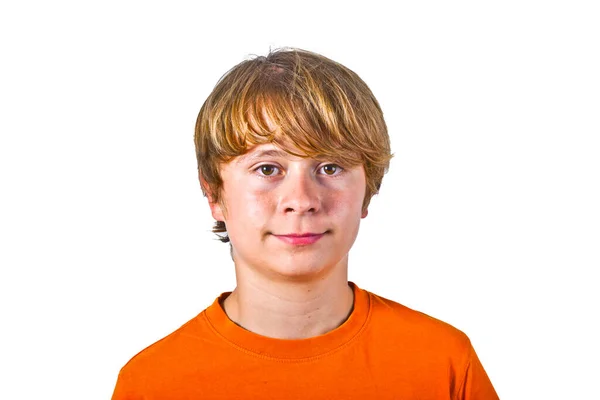 Porträt Des Süßen Lächelnden Jungen Mit Orangefarbenem Hemd — Stockfoto