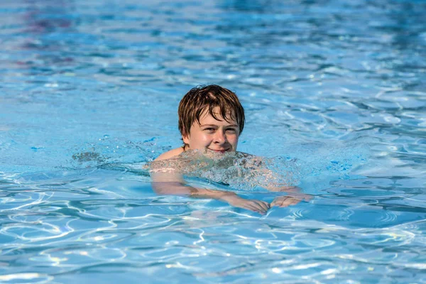 Netter Junge Schwimmt Pool — Stockfoto