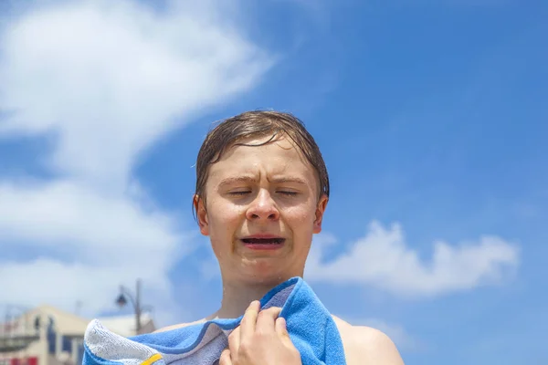 Trauriger Junge Mit Handtuch Strand — Stockfoto