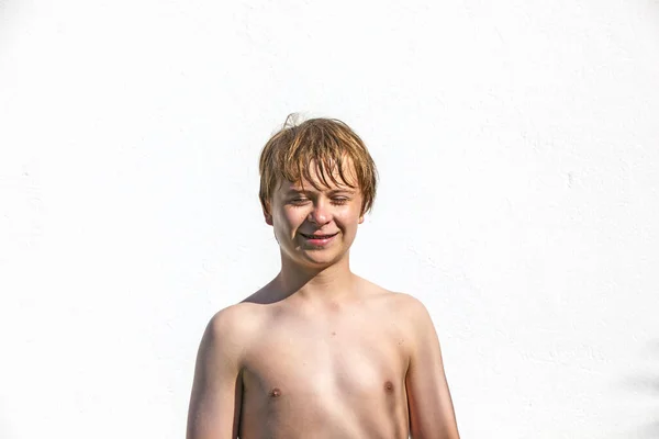 Portret Chłopca Mokry Kąpieli Basenie — Zdjęcie stockowe