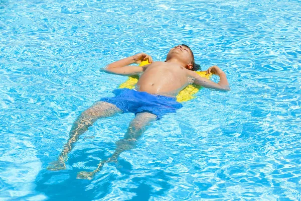 Netter Junge Schwimmt Pool — Stockfoto