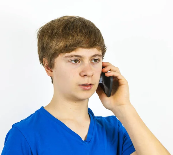 Menino Usando Telefone Móvel Moderno — Fotografia de Stock