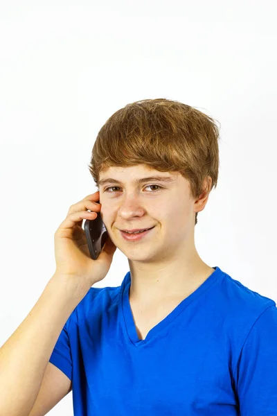 Jongen Met Behulp Van Een Moderne Mobiele Telefoon — Stockfoto