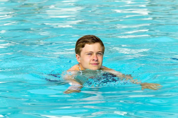 Junge Hat Spaß Beim Schwimmen Freibad — Stockfoto