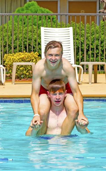 Les Garçons Amusent Jouer Piggyback Dans Piscine — Photo