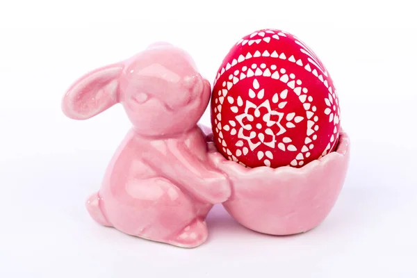 Розовый Пасхальный Кролик Художественно Окрашенным Пасхальным Яйцом — стоковое фото