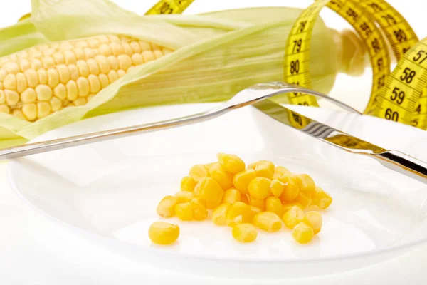 新鲜成熟的玉米穗 盘上有煮熟的玉米粒 白色背景上有测量带 健康营养概念 — 图库照片