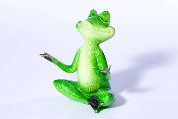 Close Green Frog Figure Doing Yoga Meditation Isolado Branco — Fotografia de Stock