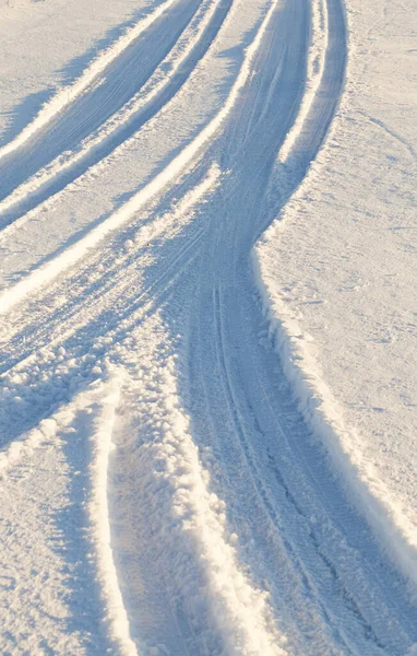 Die Spuren Eines Autos Das Nach Einem Vorbeifahrenden Auto Schnee — Stockfoto