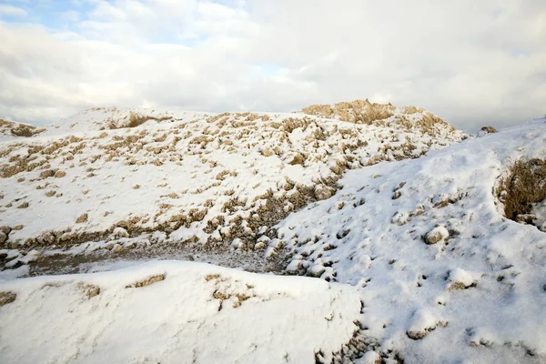 Gul Sand För Konstruktion Täckt Med Vit Snö Efter Det — Stockfoto