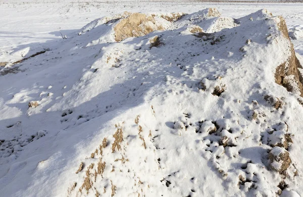 Täckt Med Snögul Sand För Byggnadsarbeten Foto Närbild Vintern Soligt — Stockfoto