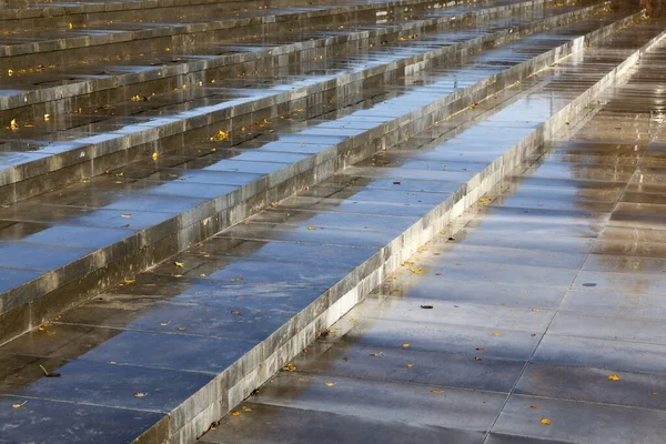 Széles Hosszú Beton Lépések Pocsolyákban Eső Után Fénykép Közelkép — Stock Fotó