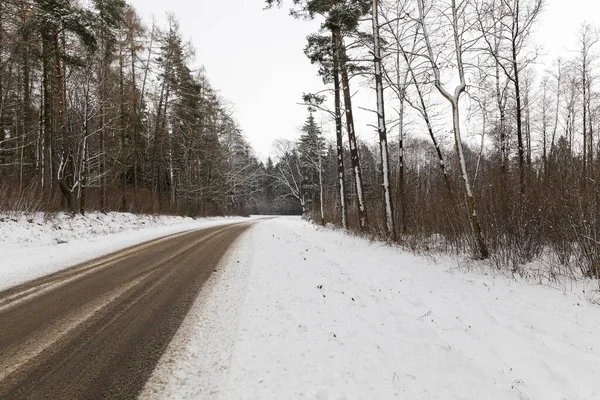 Rastros Dejados Coche Carretera Cubierta Nieve Temporada Invierno Foto Primer —  Fotos de Stock