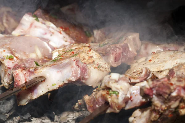 Grillben Heverő Nyárson Lévő Hús Főzésre Készen Fényképek Közeli Kis — Stock Fotó