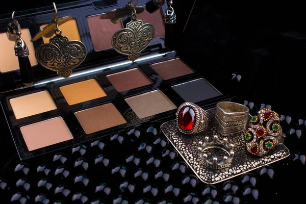 Makeup Tools Silver Accessories Fur Black Background Featuring Eyeshadow Palette — Zdjęcie stockowe