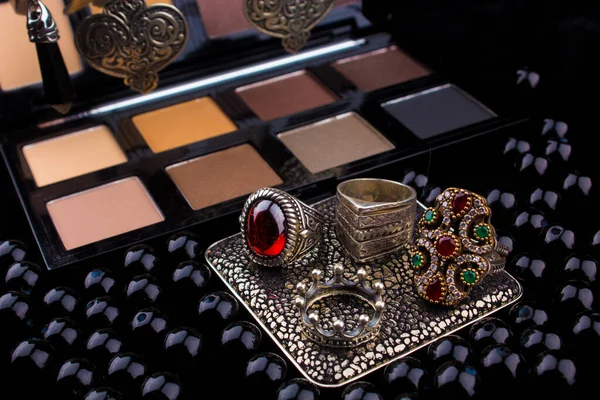 Makeup Tools Silver Accessories Fur Black Background Featuring Eyeshadow Palette — Zdjęcie stockowe
