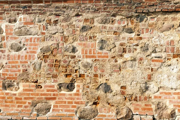 Vägg Gammal Byggnad Röda Tegelstenar Och Stora Stenar Med Kullerstenar — Stockfoto