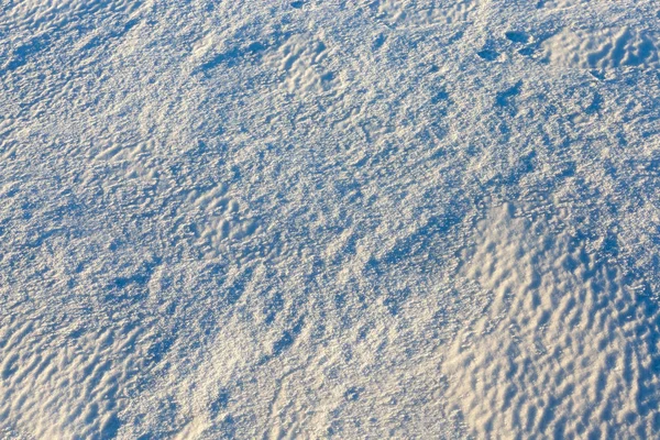白い雪で覆われた漂流物の表面です 写真を閉めろ 雪の上で不規則な形成 写真のクローズアップ フィールドの小さな深さ — ストック写真
