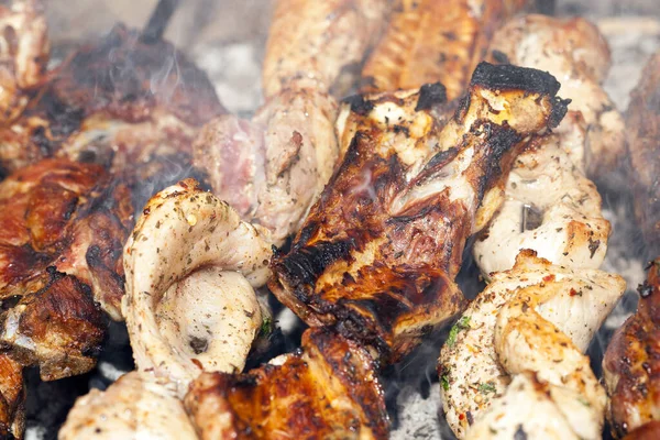 Pezzi Carne Succosi Arancia Durante Cottura Greater Caucasus Kebab Spiedini — Foto Stock