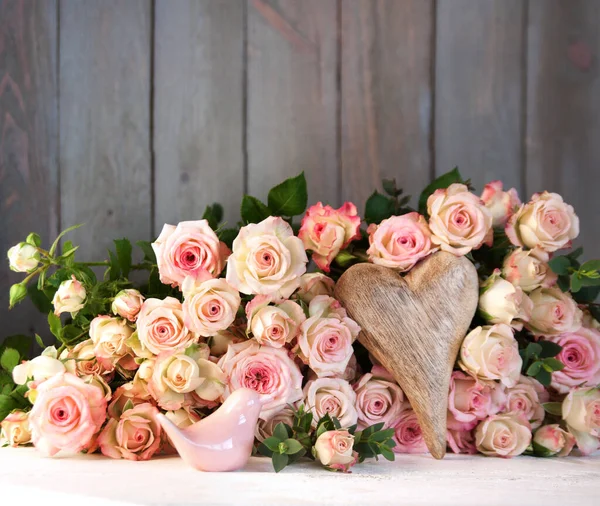 在木墙前摆上玫瑰和心形的餐桌装饰 准备举行婚礼 — 图库照片