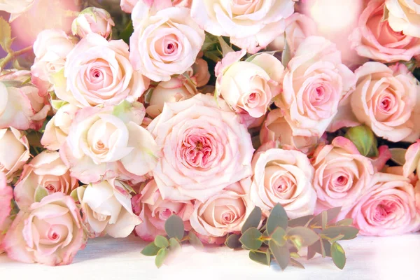 结婚用的一束柔和的粉红玫瑰 — 图库照片