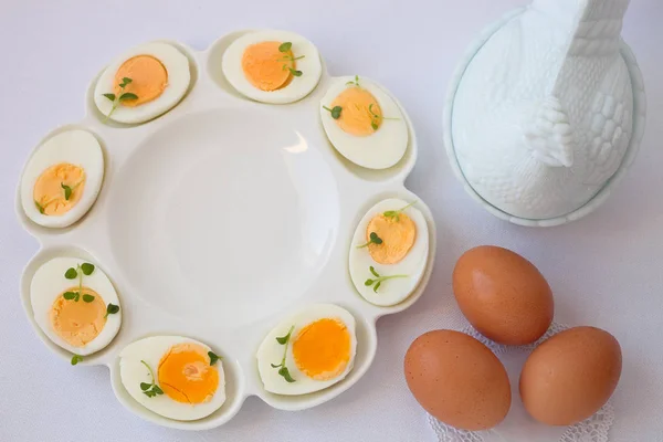 Beyaz Seramik Yumurta Tabağında Haşlanmış Yumurta — Stok fotoğraf