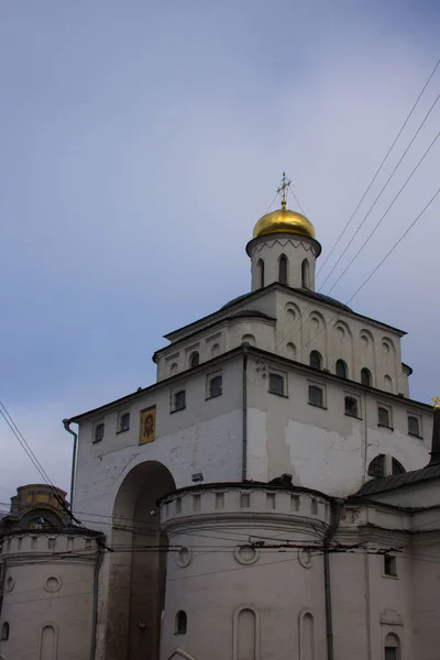 Igreja Pedra Branca Velha Com Cruz Cúpula Dourada Vladimir Rússia — Fotografia de Stock