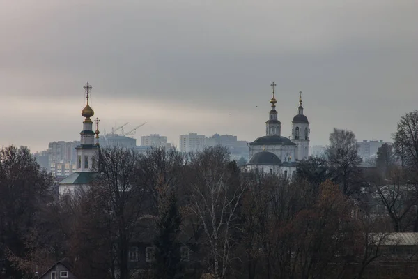 Старые Деревянные Дома Современные Железобетонные Здания — стоковое фото