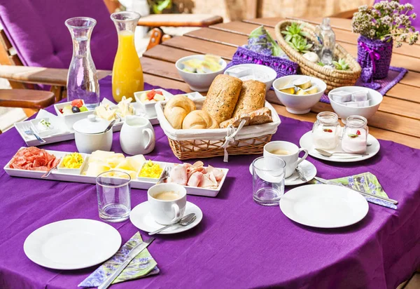 Desayuno Fresco Almuerzo Con Jamón Huevos Pan Yogur Frutas Café —  Fotos de Stock