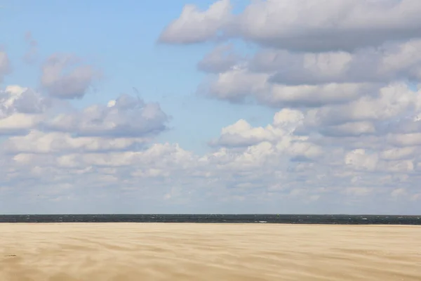 Einsamer Sandstrand Mit Blauem Himmel Und Wenigen Wolken — Stockfoto