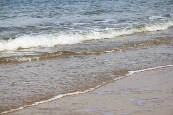 Beyaz Başlıklı Dalgalar Kumlu Sahili Sel Basar Kumlu Plajı Beyaz — Stok fotoğraf
