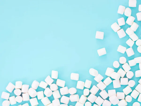 Marshmallows Auf Blauem Hintergrund Mit Copyspace Flache Lage Oder Draufsicht — Stockfoto