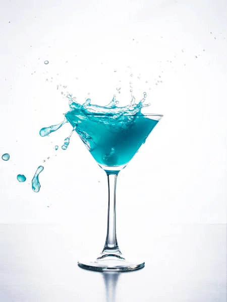 Coquetel Azul Vidro Martini Com Cubo Gelo Salpicando Líquido Contra — Fotografia de Stock